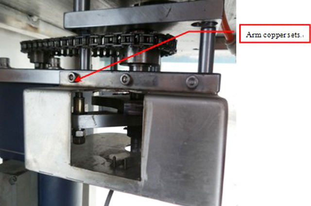 arm copper from capping screw capper equipment キャッピングマシンからのアーム銅セット.jpg