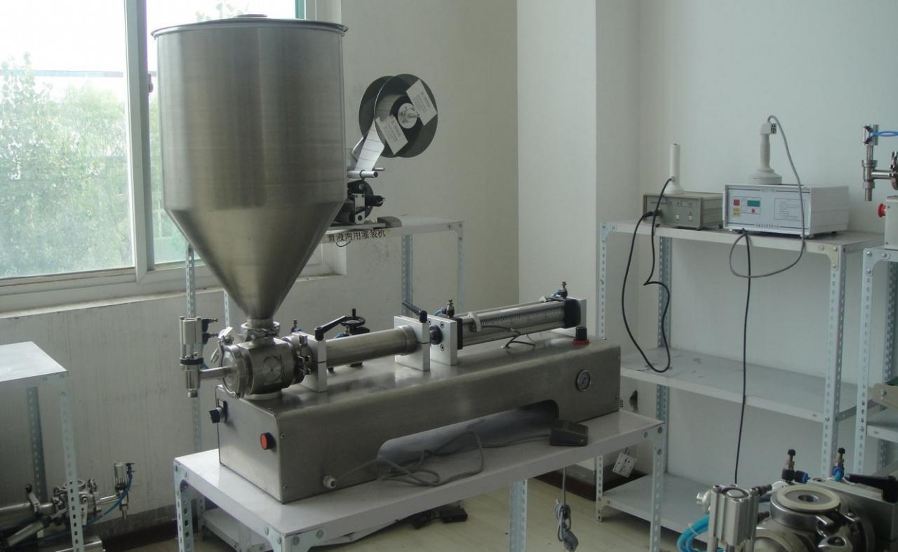 liquid paste filling machine with vertical hopper シングルヘッドホッパー充填機.jpg