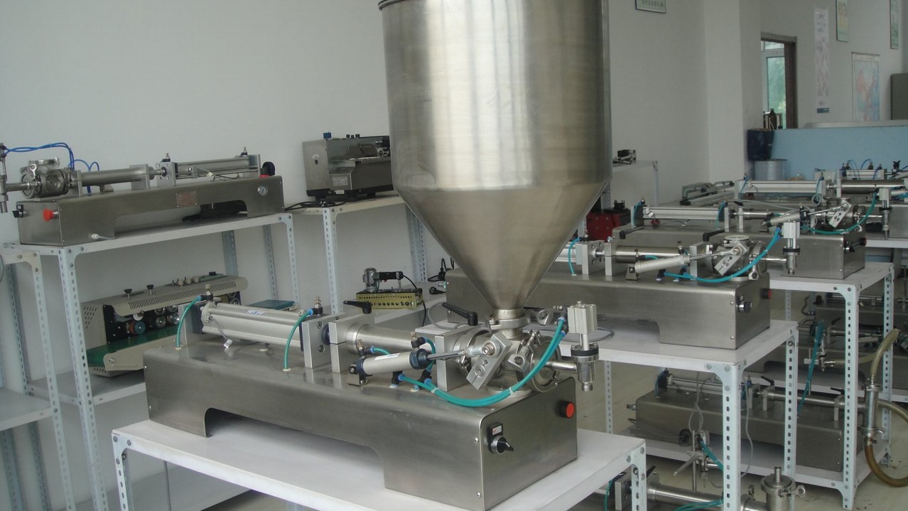 liquid cream lotion filling equipment pneumatic クリーム&液体充填機.jpg