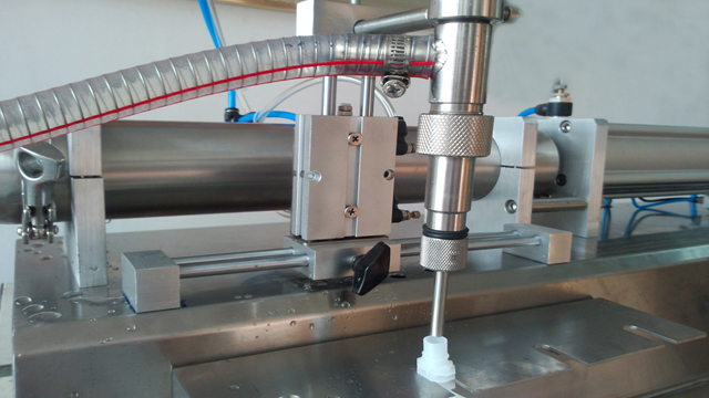 single head filling machine for spout bags with hopper 注ぎ口フィラー.jpg