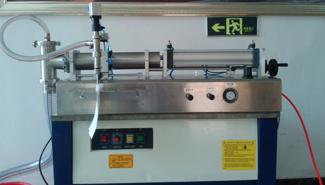 without hopper filling machine ホッパーなしのスパウトバッグフィラー.jpg
