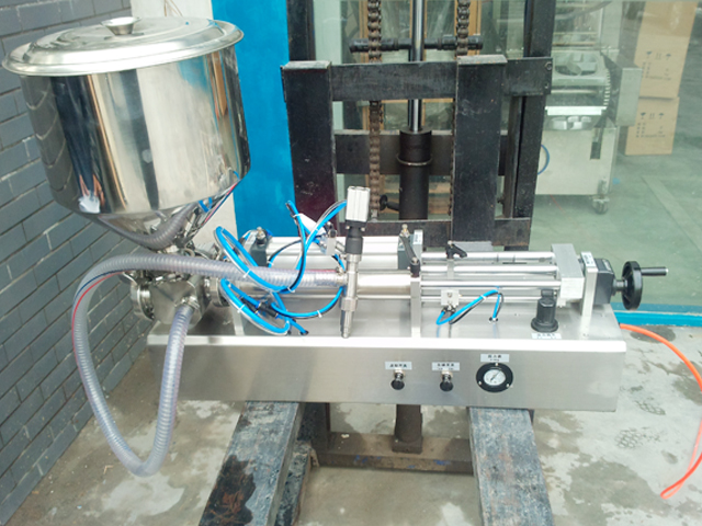 portable filling machine with handheld filling head 充填機械設備半自動.jpg