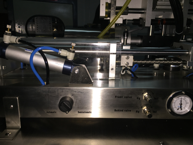 horizontal filling machine for filling process チューブ用水平充填機 フィラーシーラー.jpg