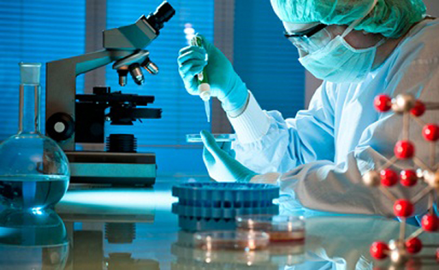 workers testing filling sealing samples チューブフィラーシーラーを使用した実験室テスト.jpg