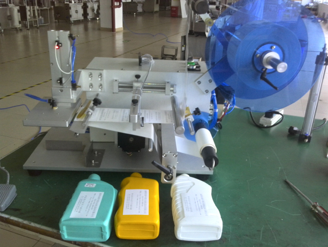bottles labeling machine semi automatic フラットボトルラベラー機器.jpg