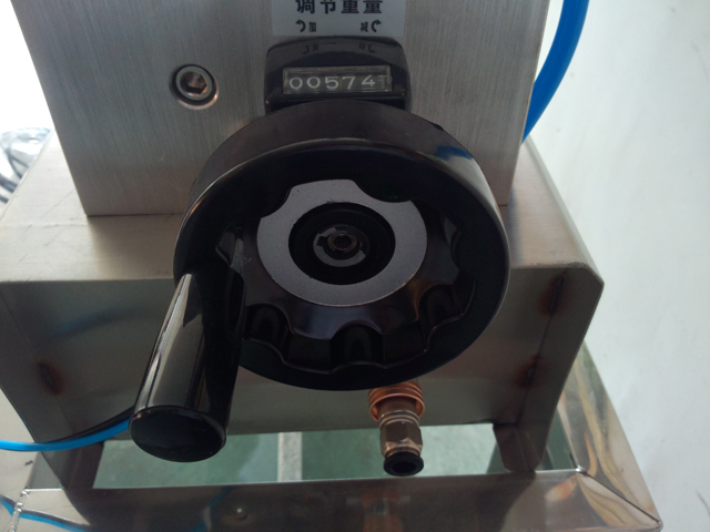 liquid filling machine semi automatic シャンプーフィラー装置.jpg