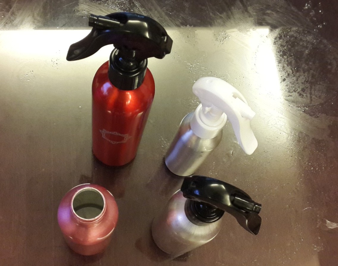 spray pump caps bottles from customer for screw capping machine スプレーポンプキャップ用スクリューキャッピングマシン.jpg