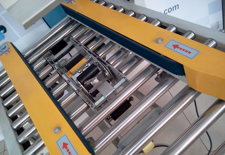 carton sealing stainless steel roll カートンシール機セミオートのクローズアップショット.jpg