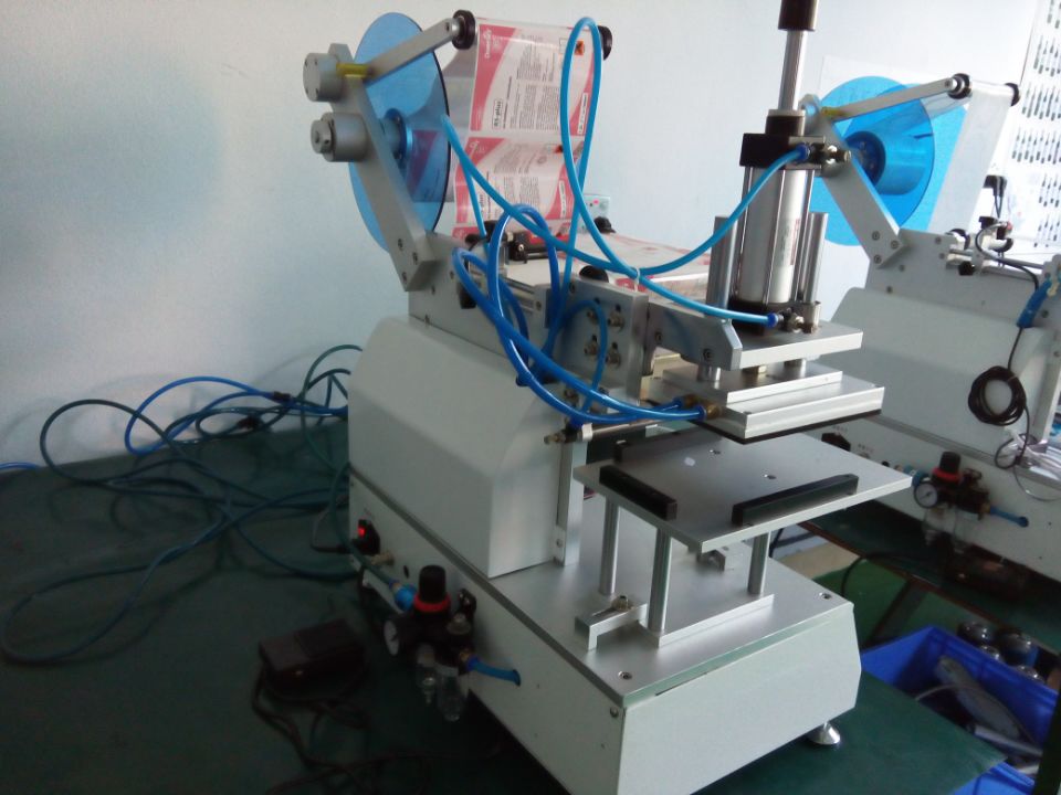 bags labeling machine customized 袋ラベル貼り機の背面ショット.jpg