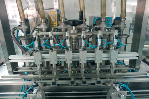 linear filling machinery for thick cream リニア充填機のクローズアップショット.jpg