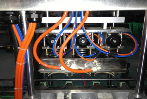 vacuum capper linear 真空キャッピングヘッド部分のクローズアップショット.jpg