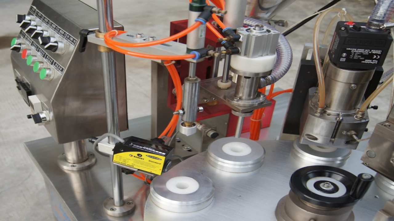 filling sealing machine with various kinds of tubes チューブ充填シーリング.jpg