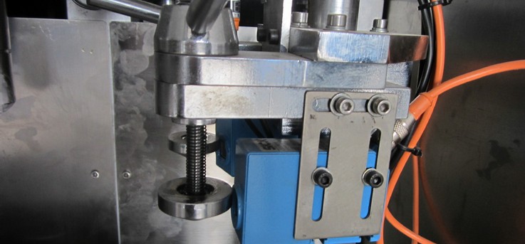 close shot on the tubes filling sealing equipment 閉じる画像 チューブ フィラー シーラー 機器.jpg