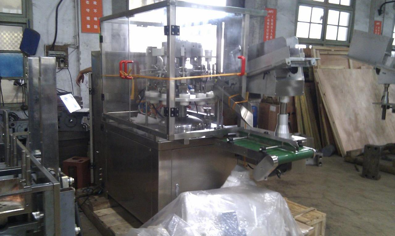 semi automatic tube filler sealer with protective chamber チューブフィラーシーラー用保護チャンバー.jpg