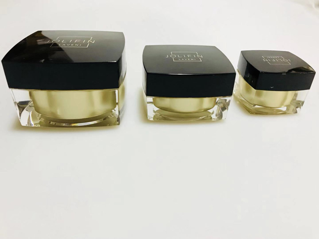 密封キャップ用の四角い黒い瓶